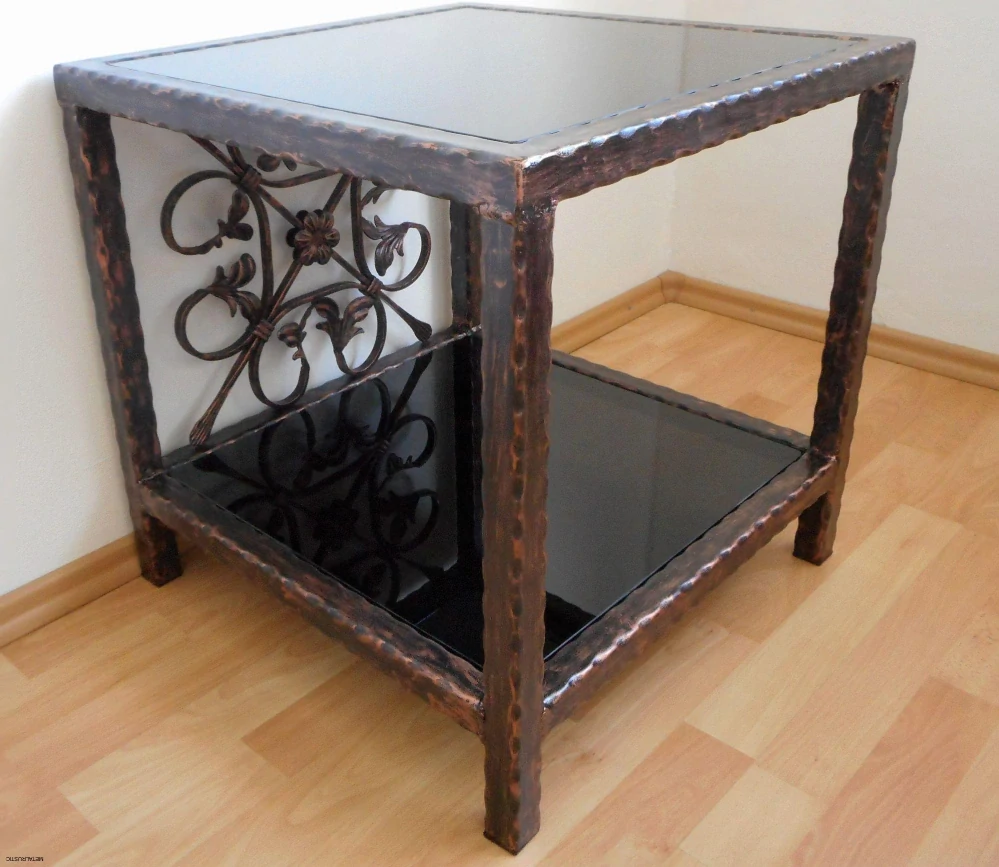 Kovaný nočný stolík s tmavým sklom a ornamentom so závitnicami, medená patina