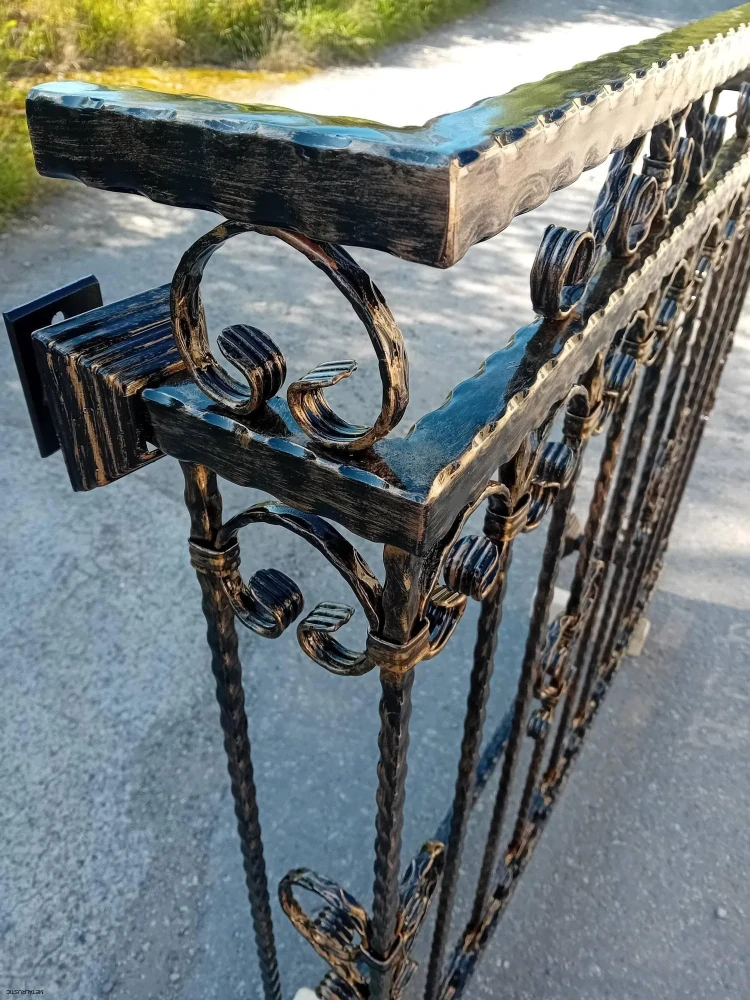 Detail kovaného zábradlia na francúzske okno – čierna farba so zlatou patinou a ozdobné ornamenty