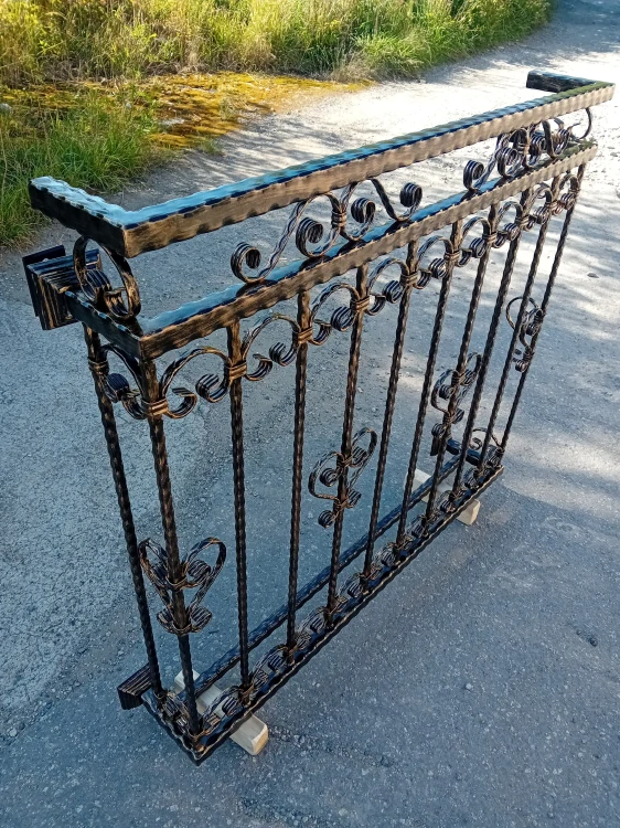 Kované zábradlie na francúzske okno – Francúzsky balkón z ocele, na mieru (výška 110 cm)