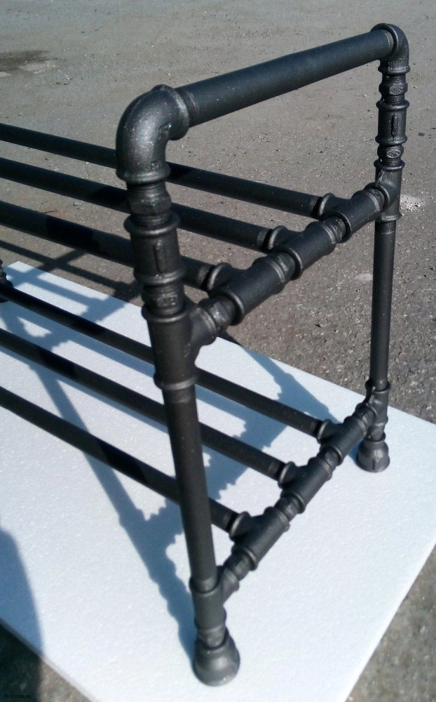 Detail ozdobných fitingov a kolena na boku botníka