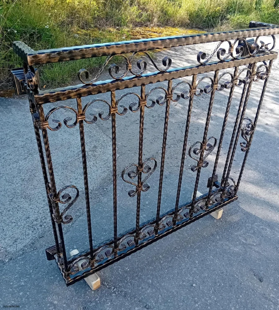 Kované zábradlie na francúzske okno so srdiečkami, čierne so zlatou patinou, celý balkón pred montážou