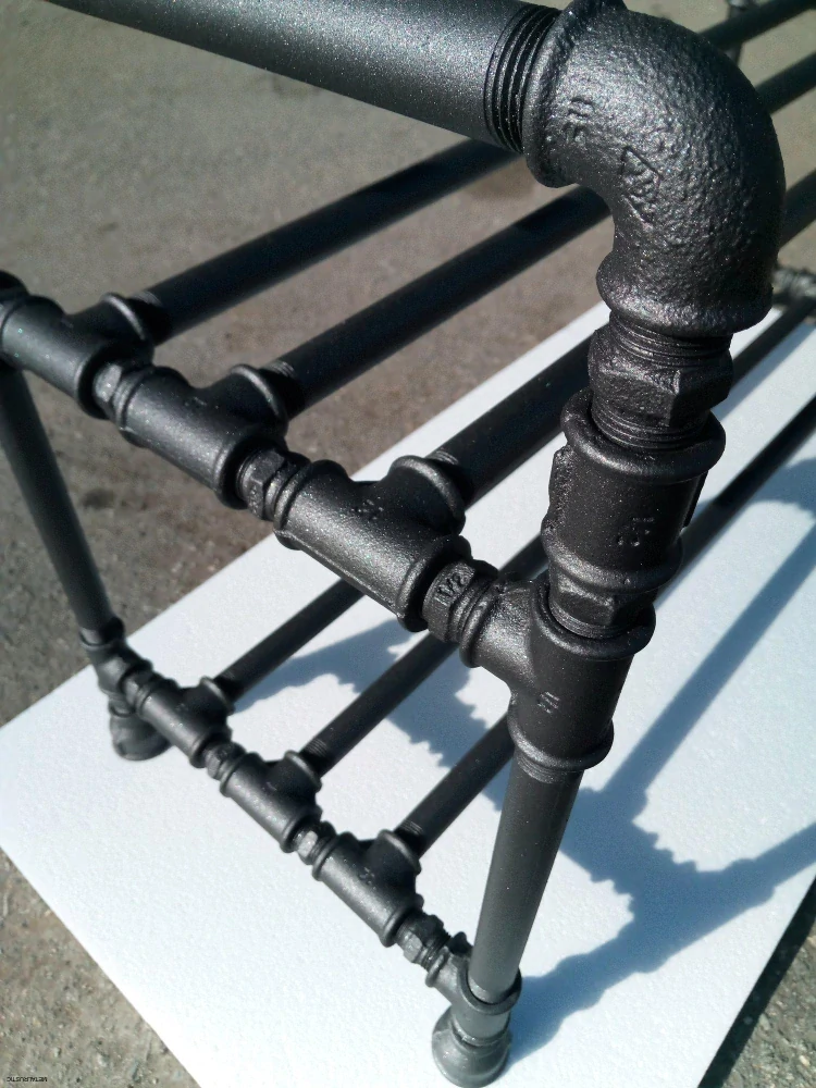 Detail kolena rúrky v hornom rohu botníka