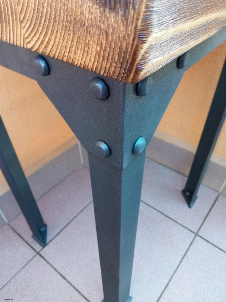 Detail nitovaného rohového plechu pod doskou z masívu