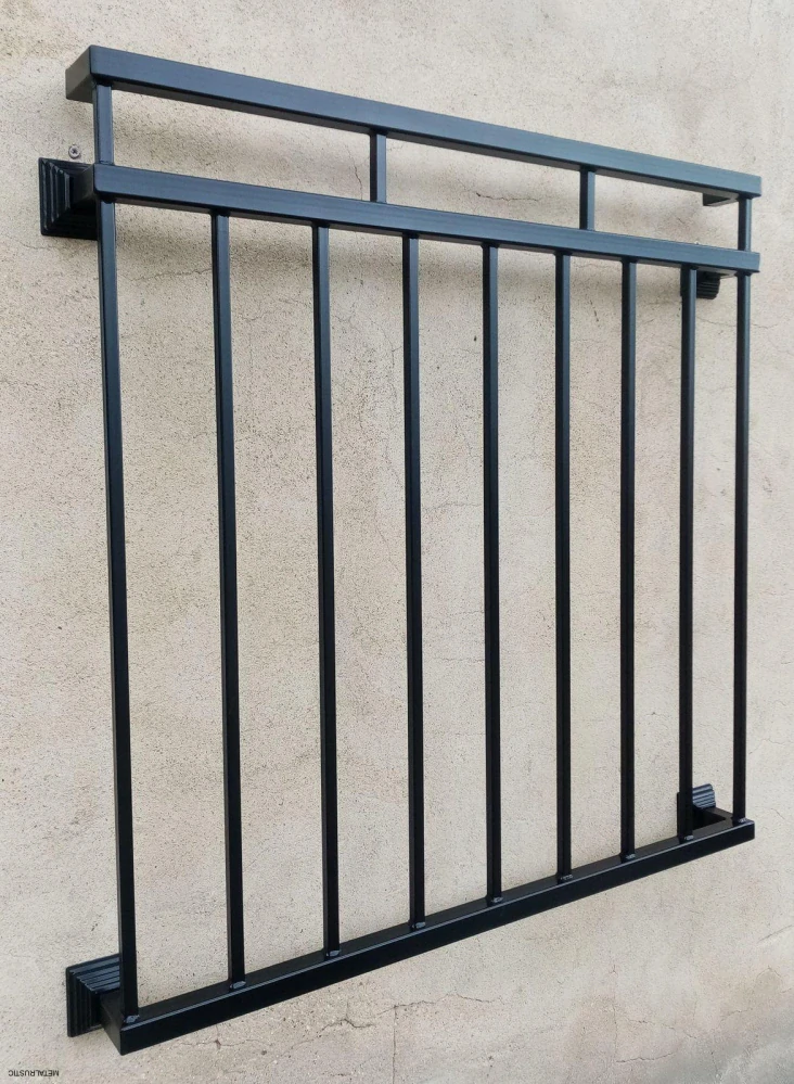 Moderný francúzsky balkón zboku – vidieť odstup od steny