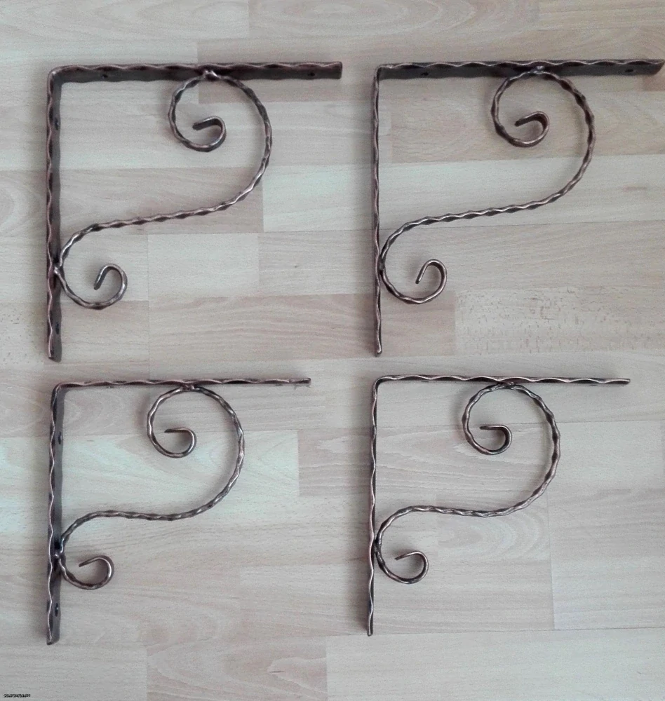 Štyri konzoly v dvoch veľkostiach, 24 a 28 cm