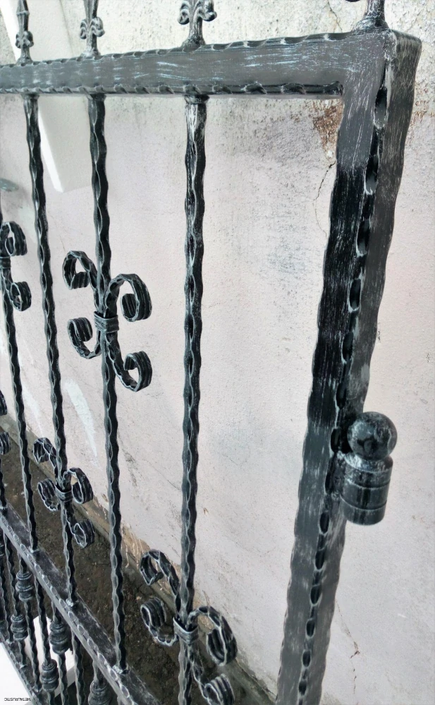 Detail pántu a krútených tyčí bráničky