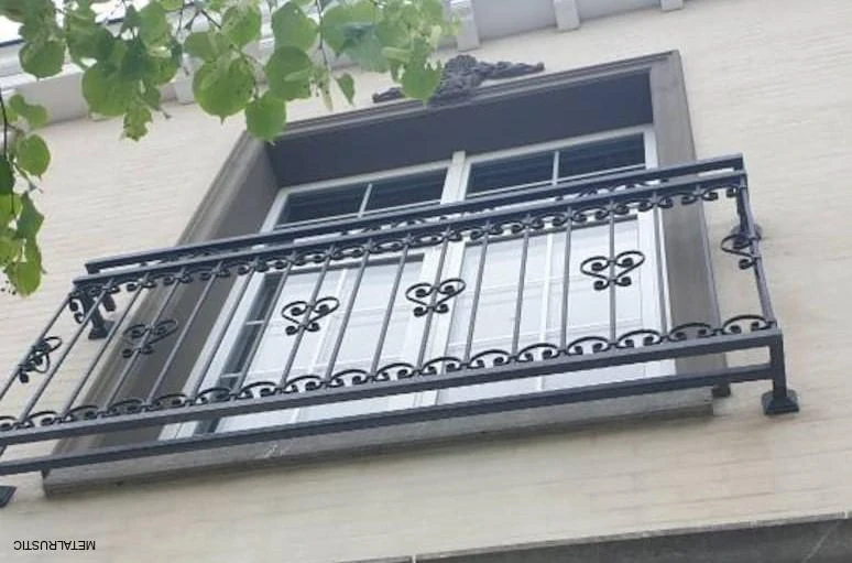 Kované zábradlie na francúzske okno – Francúzsky balkón z ocele, na mieru (výška 110 cm)