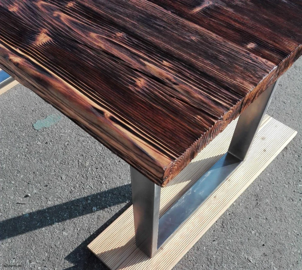 Detail rohu dosky a oceľovej nohy