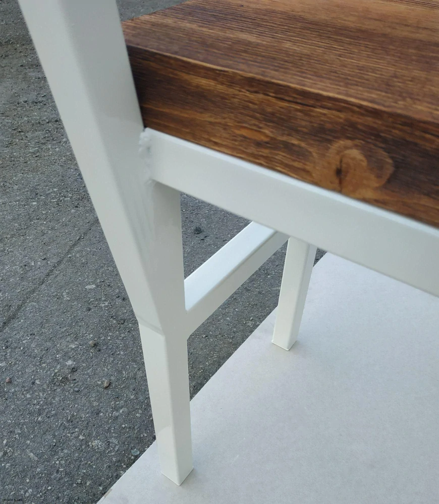 Detail sedáka z masívu na bielom ráme