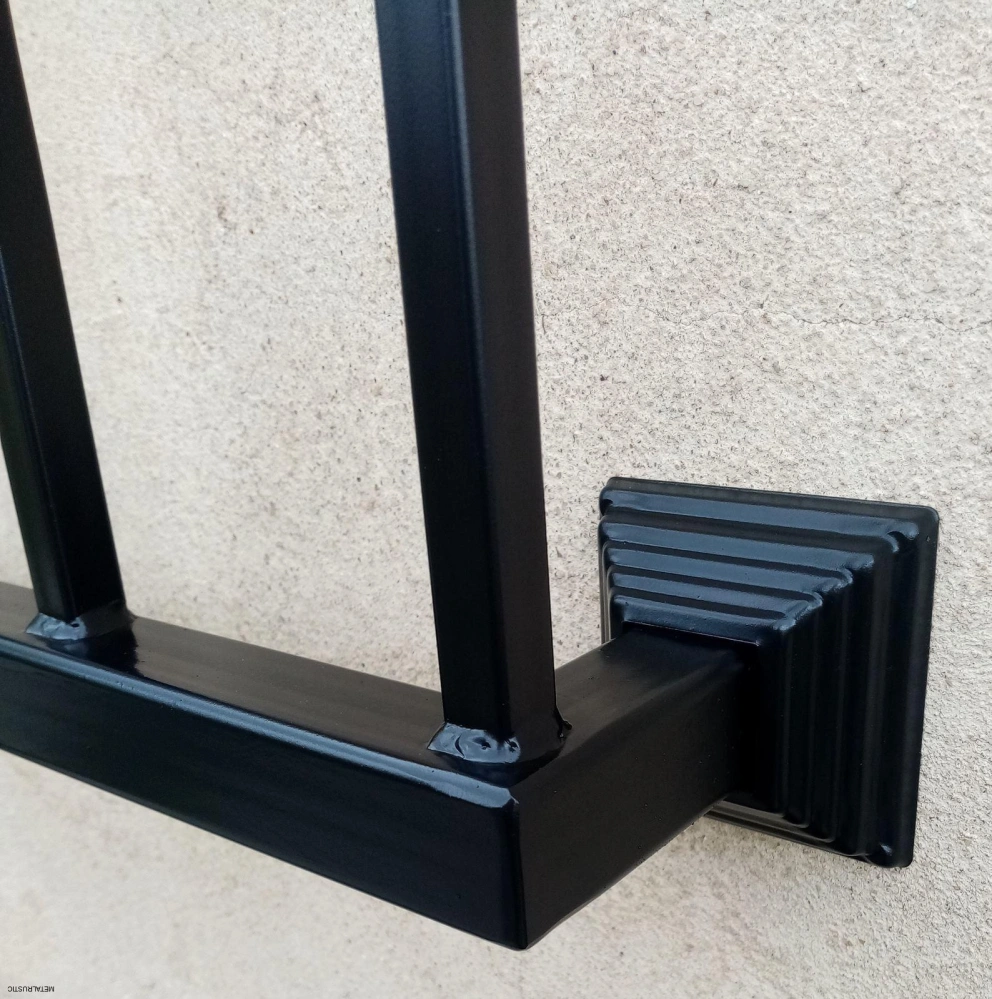 Detail zvareného spodného rohu a držiaka na stenu