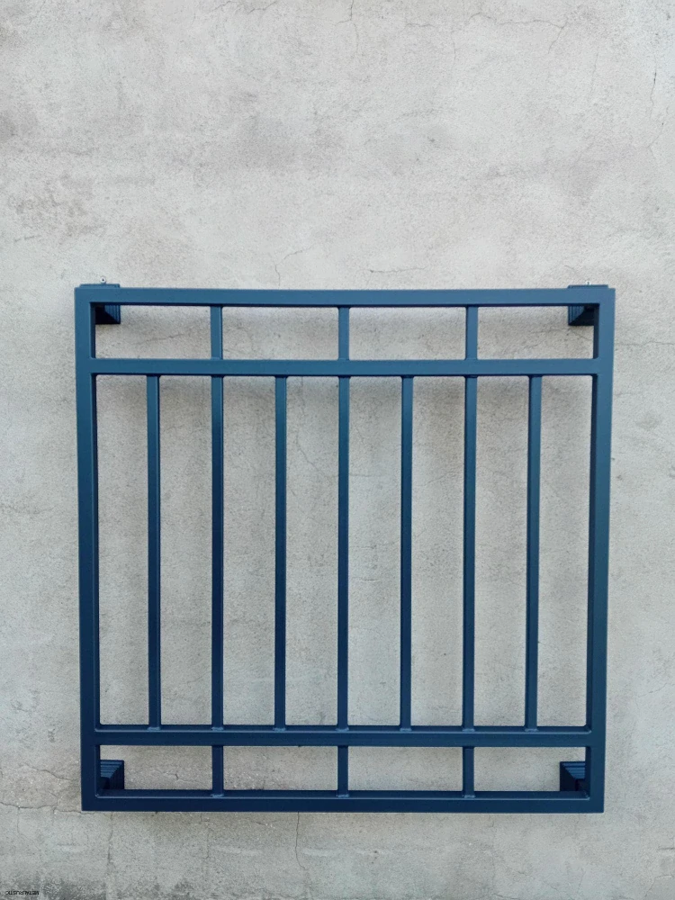 Geometrický francúzsky balkón s dvojitým horným a spodným pásom, pohľad spredu