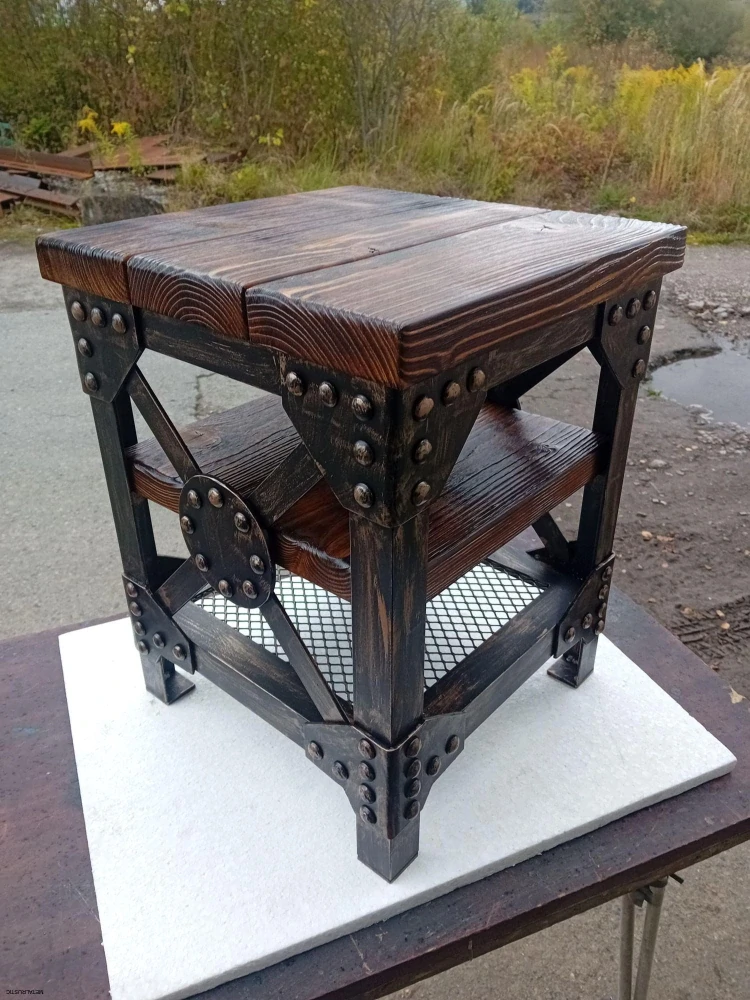 Celý zváraný nočný stolík v štýle steampunk s krížovými výstuhami X a okrúhlym nitovaným plechom, pohľad zošikma