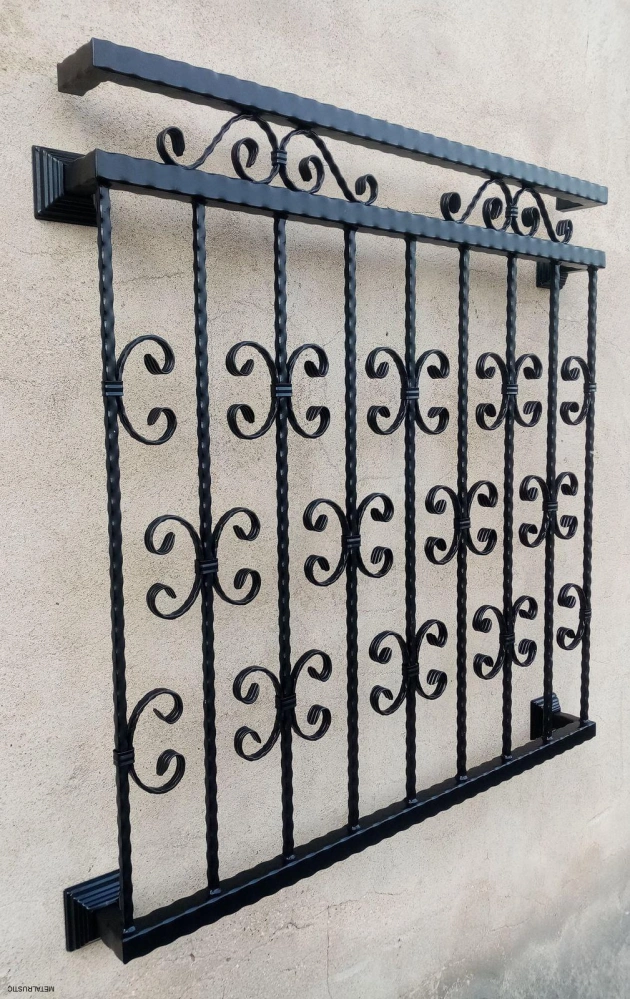 Detail oceľových ornamentov privarených medzi zvislé tyče