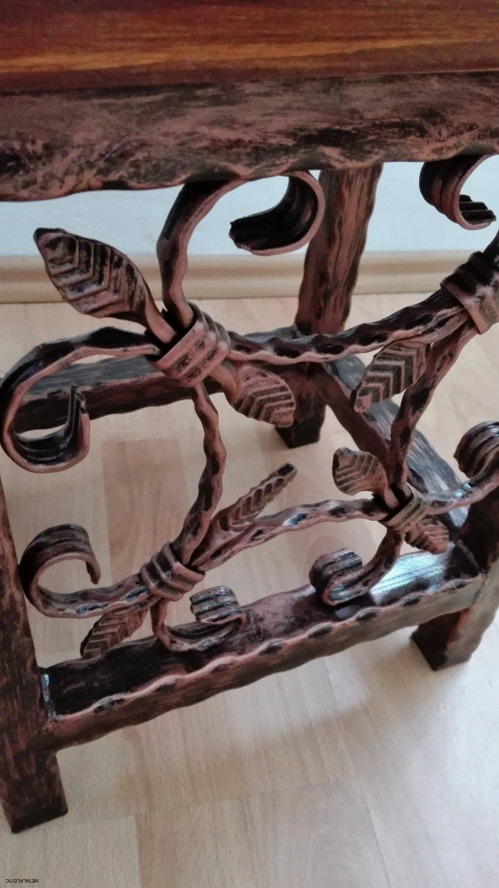 Detail kovaných lístkov a závitníc s medenou patinou