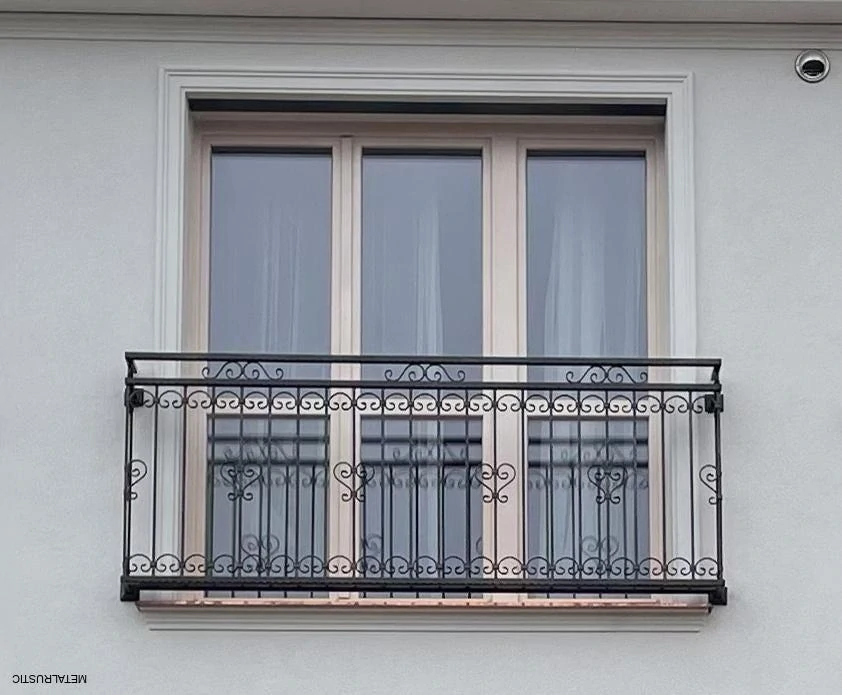 Dlhý francúzsky balkón na mieru nad širokým trojdielnym oknom, čierne kované zábradlie