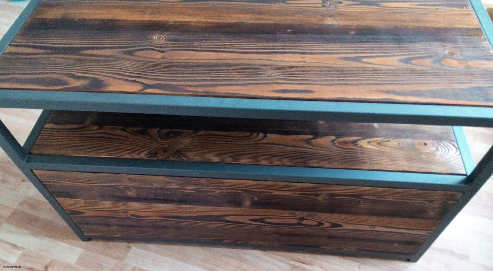Detail opaľovaného smreku na doske a skrinke TV stolíka