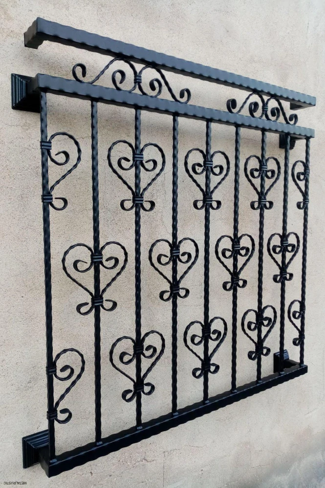 Detail srdiečok z ornamentov na viktoriánskom zábradlí