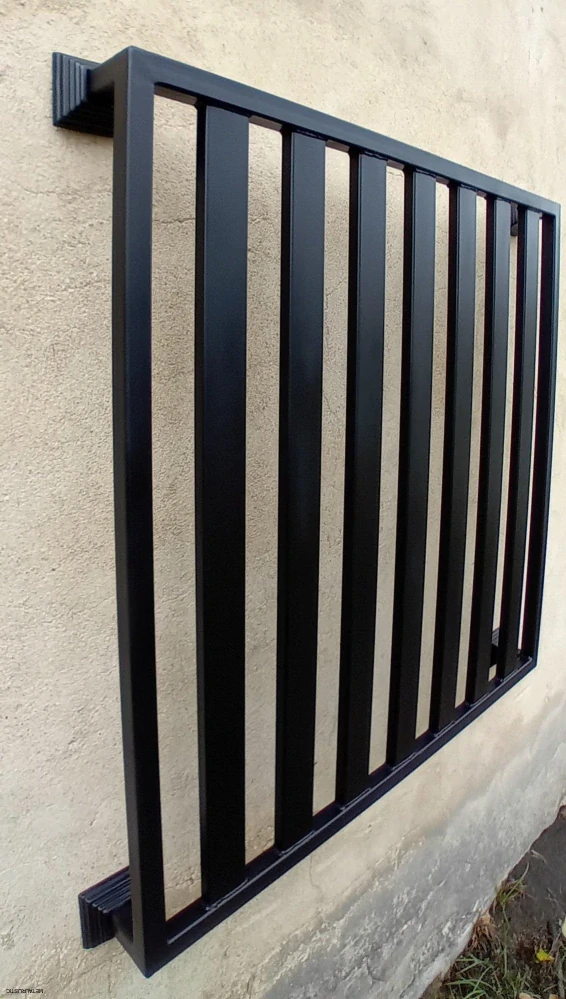 Detail rovnomerne rozmiestnených lamiel a zvareného rámu