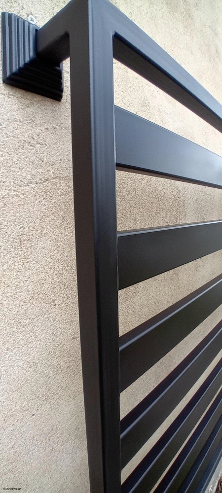 Detail zvareného rámu z jäkla a vodorovných lamiel