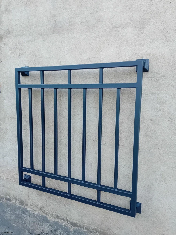 Geometrický francúzsky balkón na stene, pohľad zošikma