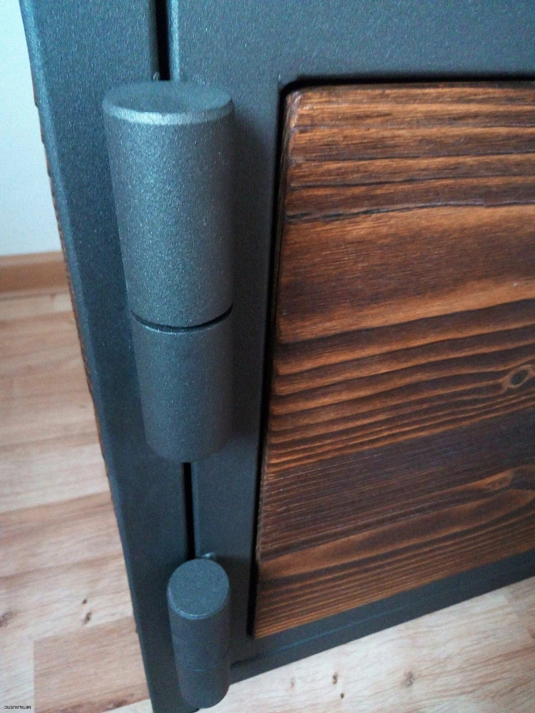 Detail oceľového pántu dvierok TV stolíka
