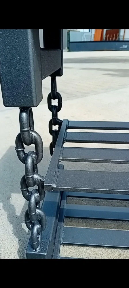 Detail článku reťaze privareného k oceľovému jäklu rámu botníka