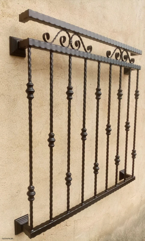 Detail krútených tyčí a objímok kovaného zábradlia