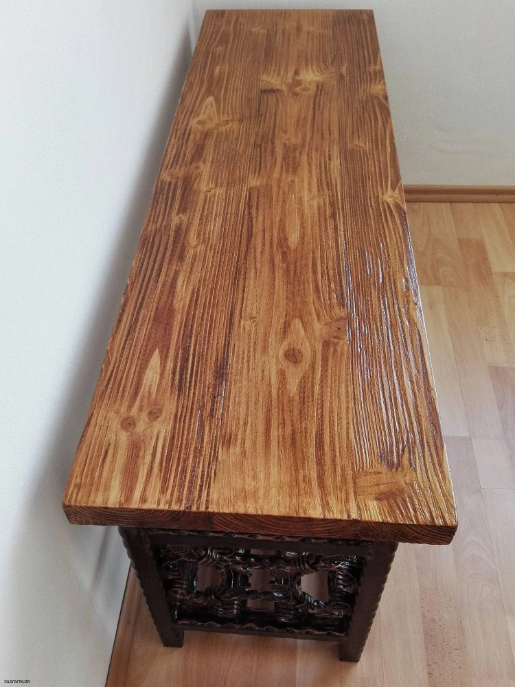 Detail sedáka z masívneho smreku s výraznou kresbou dreva