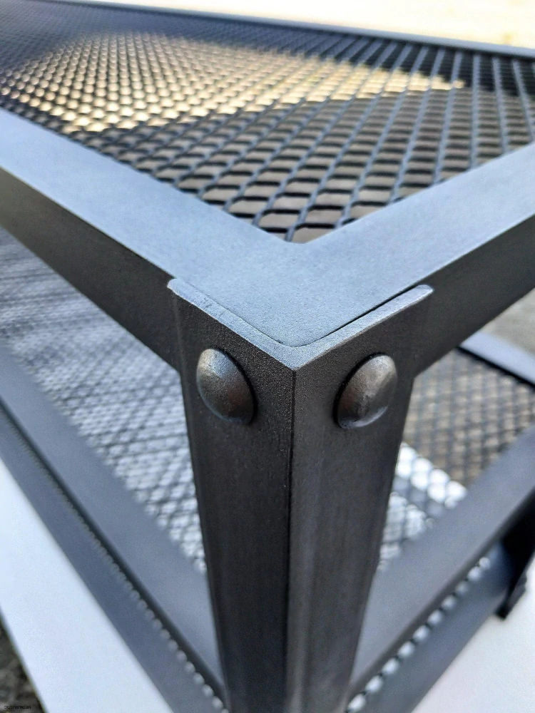 Detail horného rohu rámu zo štvorcového jokla s ťahokovom