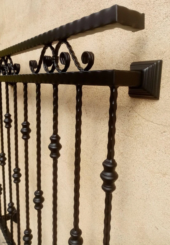 Držiak na stenu a krútené tyče klasického francúzskeho balkóna