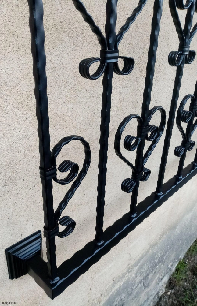 Detail ornamentu a zvislej tyče zábradlia so srdiečkami