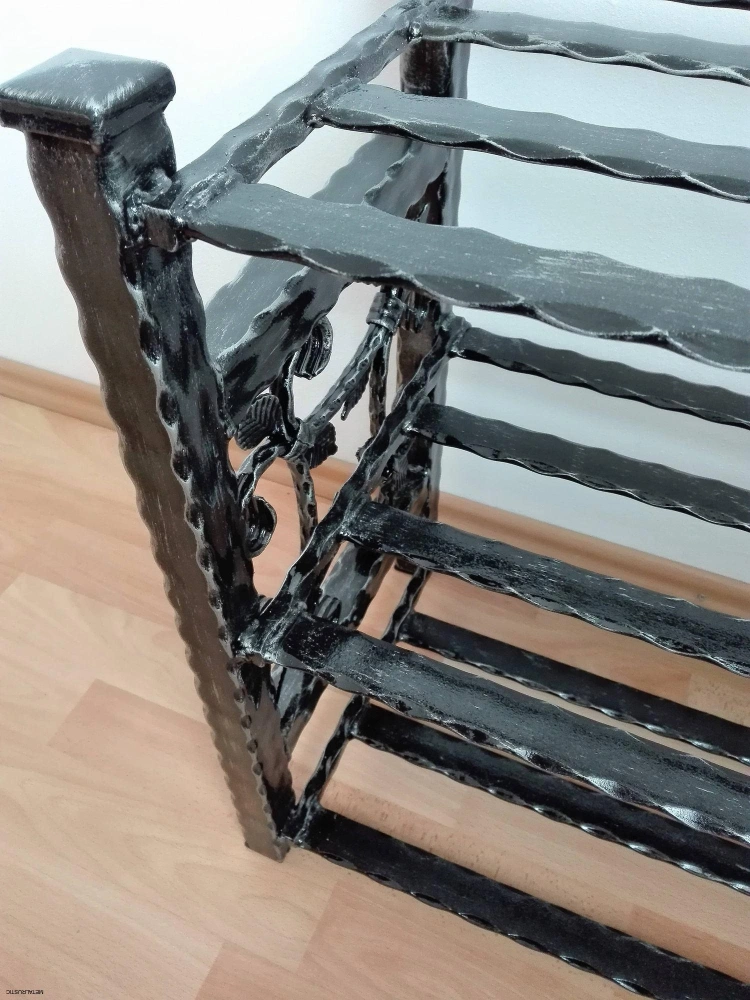 Detail roštovej oceľovej police botníka zhora