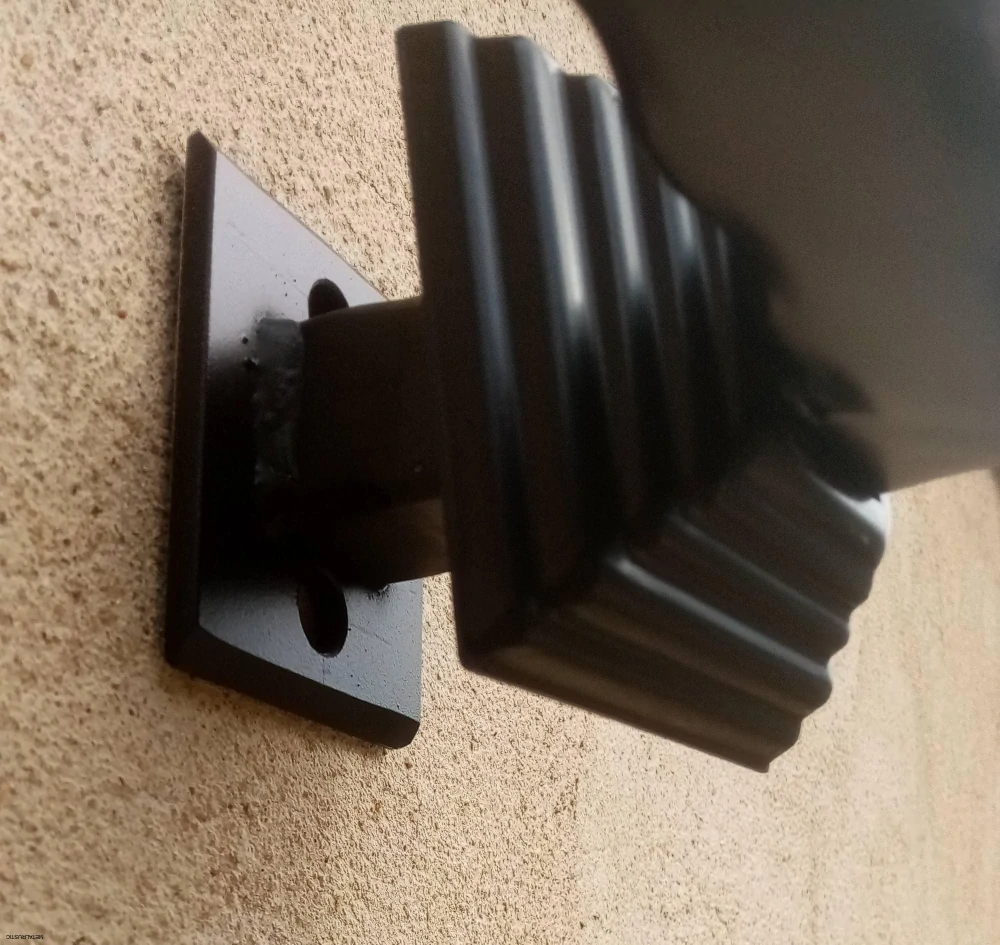 Uchytenie francúzskeho balkóna do steny – kovová krytka z montážnej sady