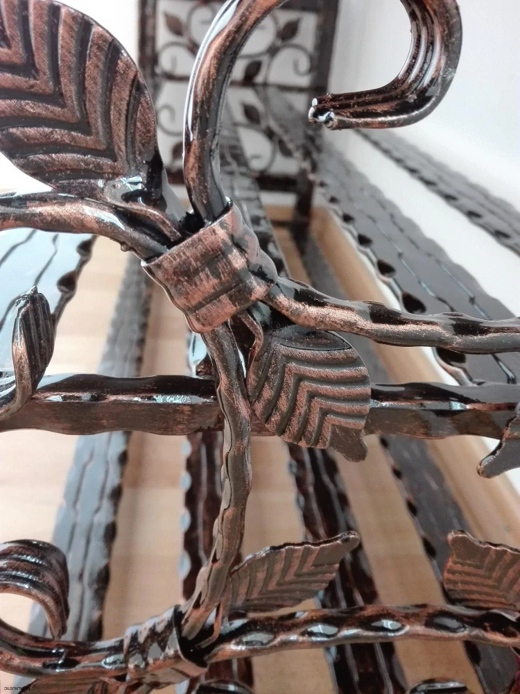 Detail zvareného spoja kovaných listov a špirál