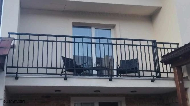 Dlhé balkónové zábradlie v rovnakom geometrickom štýle – príklad výroby na mieru