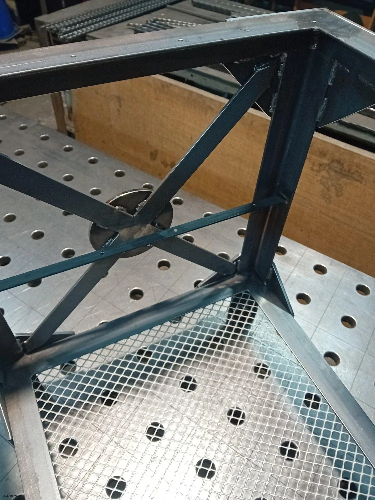 Zvarené spoje vo vnútri oceľového rámu príručného stolíka
